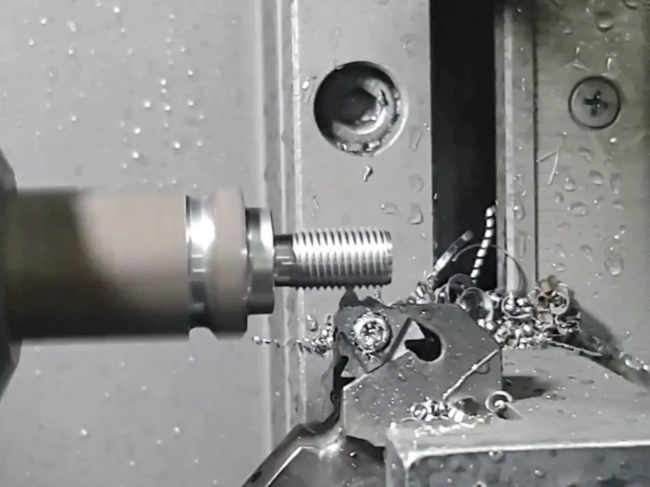 Torno CNC de Tornohimec mecanizando una rosca