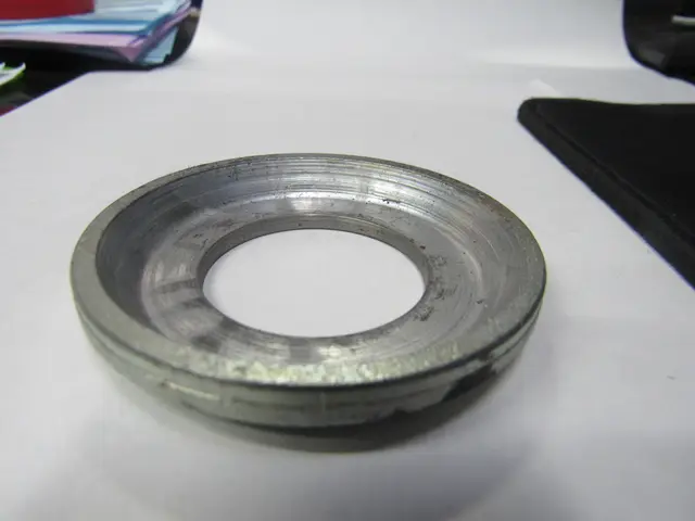 Asiento embutido en aluminio
