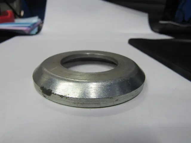 Asiento embutido en aluminio — vista 3