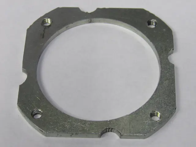 Brida plana perforada