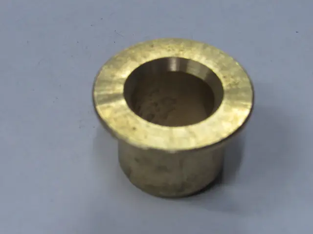 Buje con pestaña en bronce — vista 3