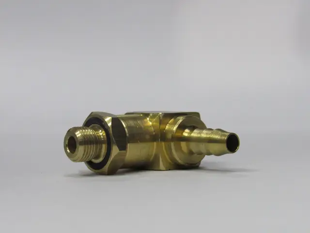 Codo en bronce con espigo — vista 4