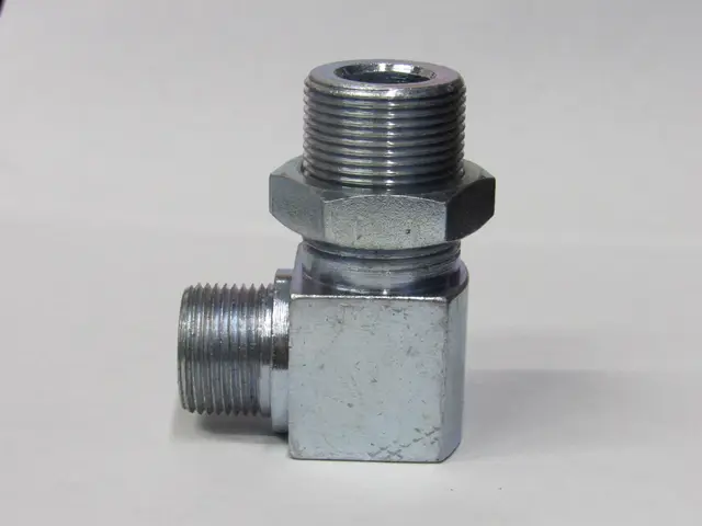 Codo racor zincado con tuerca