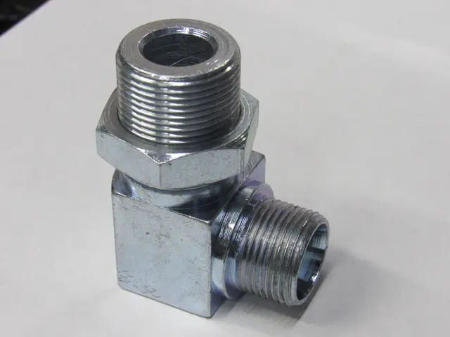 Codo racor zincado con tuerca — vista 3