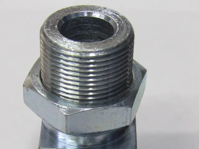 Codo racor zincado con tuerca — vista 4