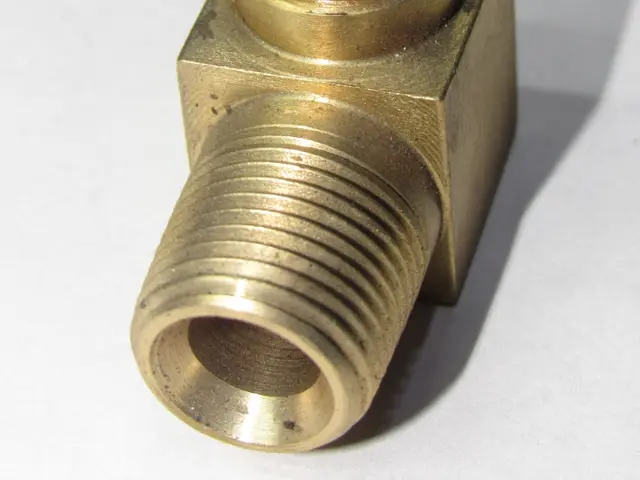 Codo roscado en bronce — vista 3