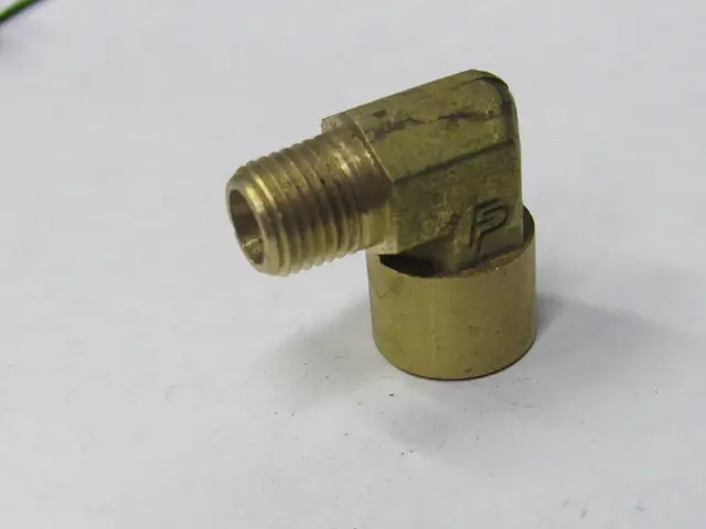 Codo roscado NPT en bronce — vista 3