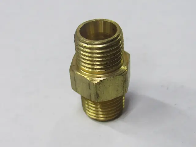 Niple doble rosca en bronce — vista 3