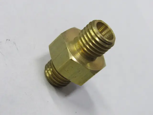 Niple hexagonal en bronce — vista 3