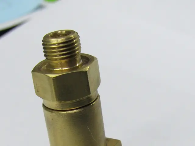 Racor angular con tuerca en bronce — vista 3