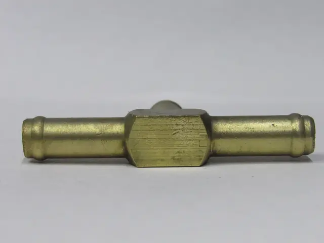 Te en bronce para manguera — vista 3