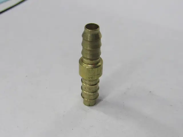 Unión doble espigo en bronce — vista 3